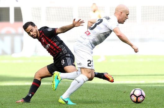  Suso a contrasto con Emil Hallfredsson durante Milan-Udinese (credits: GETTY Images) 
