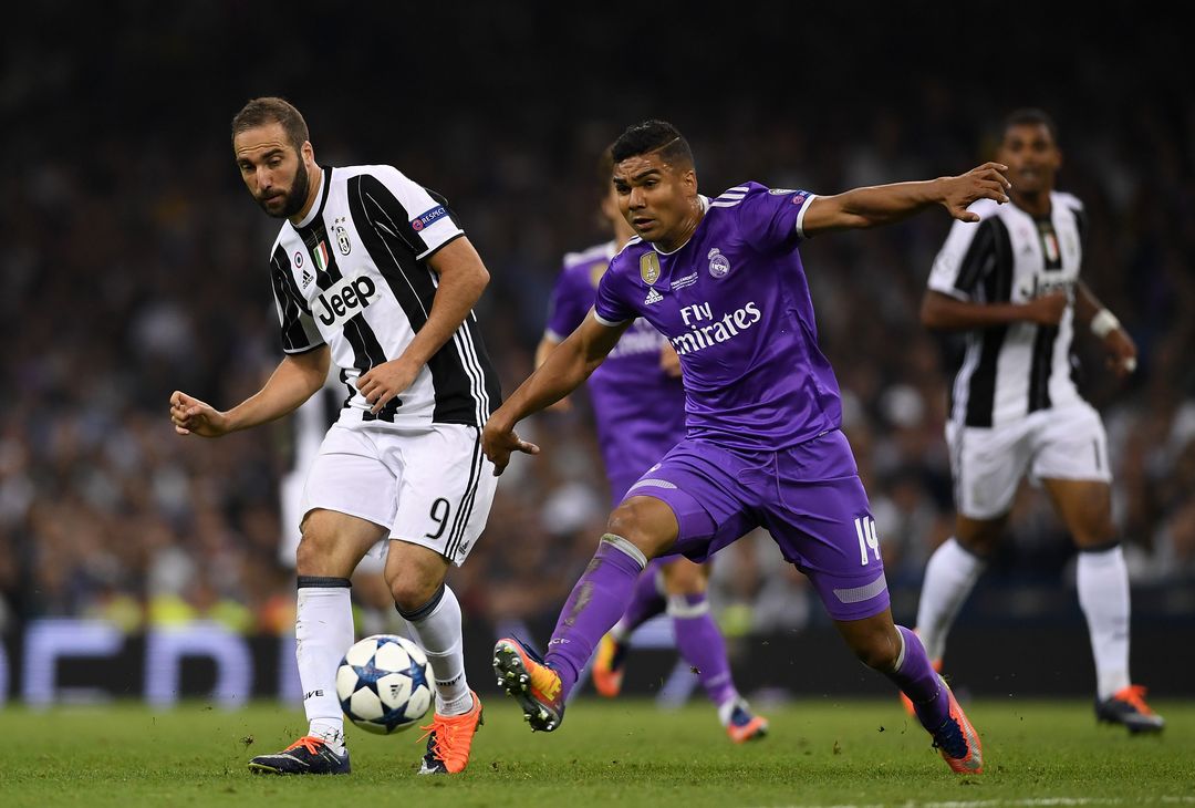  CARDIFF, WALES - JUNE 03: Gonzalo Higuain of Juventus and Casemiro of Real Madrid battle for possession during the UEFA Champions League Final between Juventus and Real Madrid at National Stadium of Wales on June 3, 2017 in Cardiff, Wales.  (Photo by Shaun Botterill/Getty Images) 