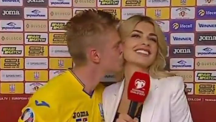 Ucraina, Zinchenko come Casillas: bacia in diretta la giornalista durante l’intervista Ucraina, Zinchenko come Casillas: bacia in diretta la giornalista durante l’intervista
