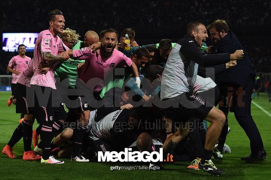 PALERMO, ITALY - MAY 15:  Franco Vazquez of Palermo celebrates after scoring the opening goal during the Serie A match between US Citta di Palermo and Hellas Verona FC at Stadio Renzo Barbera on May 15, 2016 in Palermo, Italy.  (Photo by Tullio M. Puglia/Getty Images) 