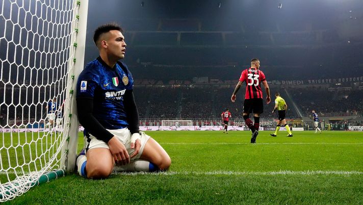 MILAN, ITALY - NOVEMBER 07: Lautaro Martinez of FC Internazionale looks dejected during the Serie A match between AC Milan and FC Internazionale at Stadio Giuseppe Meazza on November 07, 2021 in Milan, Italy. (Photo by Mattia Ozbot - Inter/Inter via Getty Images ) Altro che sputo di Lautaro, succede il caos negli spogliatoi: tre interisti coinvolti - immagine 1