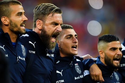 MADRID, SPAIN - SEPTEMBER 02: Daniele de Rossi (2ndL) and Marco Verratti (C) of Italy sing the Italy's national anthem prior to the FIFA 2018 World Cup Qualifier between Spain and Italy at Estadio Santiago Bernabeu on September 2, 2017 in Madrid, Spain. (Photo by David Ramos/Getty Images) MADRID, SPAIN - SEPTEMBER 02: Daniele de Rossi (2ndL) and Marco Verratti (C) of Italy sing the Italy's national anthem prior to the FIFA 2018 World Cup Qualifier between Spain and Italy at Estadio Santiago Bernabeu on September 2, 2017 in Madrid, Spain. (Photo by David Ramos/Getty Images)