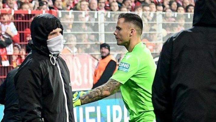 Il portiere dell'Union Berlino mentre ferma i suoi tifosi Il portiere dell'Union Berlino mentre ferma i suoi tifosi