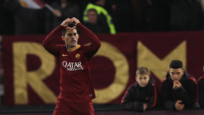 ROME, ITALY - DECEMBER 26: Diego Perotti of AS Roma celebrates after scoring the opening goal from penalty spot during the Serie A match between AS Roma and US Sassuolo at Stadio Olimpico on December 26, 2018 in Rome, Italy. (Photo by Paolo Bruno/Getty Images) ROME, ITALY - DECEMBER 26: Diego Perotti of AS Roma celebrates after scoring the opening goal from penalty spot during the Serie A match between AS Roma and US Sassuolo at Stadio Olimpico on December 26, 2018 in Rome, Italy. (Photo by Paolo Bruno/Getty Images)
