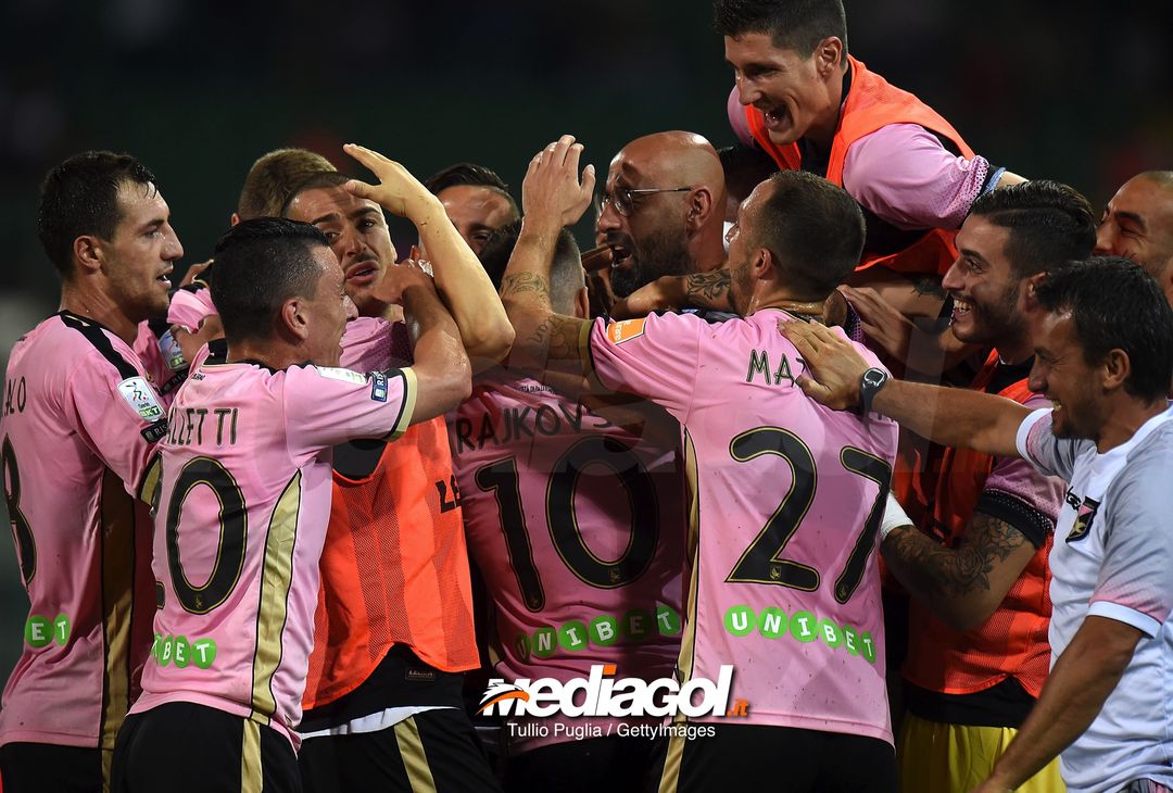  PALERMO, ITALY - AUGUST 31:  Aleksandar Trajkovski of Palermo celebrates with teammates after scoring the opening goal during the Serie B match between US Citta' di Palermo and US Cremonese at Stadio Renzo Barbera on August 31, 2018 in Palermo, Italy.  (Photo by Tullio M. Puglia/Getty Images) 
