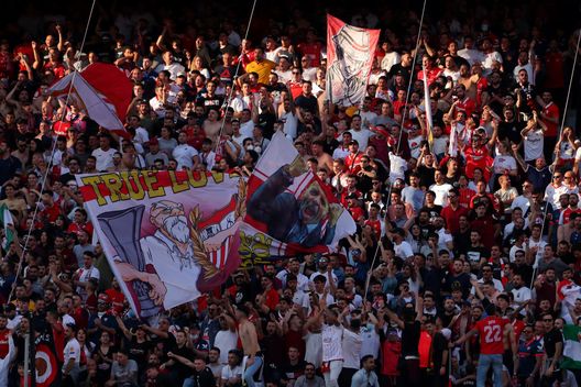 (Photo by Fran Santiago/Getty Images) Da una parte “Muori”, dall’altra “Quel figlio non è tuo”: cori triviali al derby di Siviglia- immagine 2