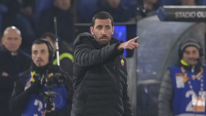 Roma-Feyenoord, follia di Foti: trattiene e atterra Gimenez. Rissa tra le squadre - immagine 1