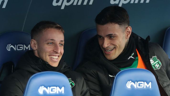 EMPOLI, ITALY - JANUARY 09: Davide Frattesi (L) of and Gianluca Scamacca of US Sassuolo during the Serie A match between Empoli FC v US Sassuolo at Stadio Carlo Castellani on January 9, 2022 in Empoli, Italy. (Photo by Gabriele Maltinti/Getty Images) Frattesi: “Futuro in Premier? Mi piacerebbe, poi Scamacca mi ha spiegato una cosa” - immagine 1