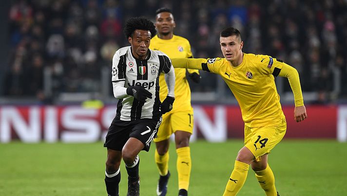 TURIN, ITALY - DECEMBER 07:  Juan Cuadrado (L) of Juventus in action against Amer Gojak of GNK Dinamo Zagreb during the UEFA Champions League Group H match between Juventus and GNK Dinamo Zagreb at Juventus Stadium on December 7, 2016 in Turin.  (Photo by Valerio Pennicino/Getty Images) 