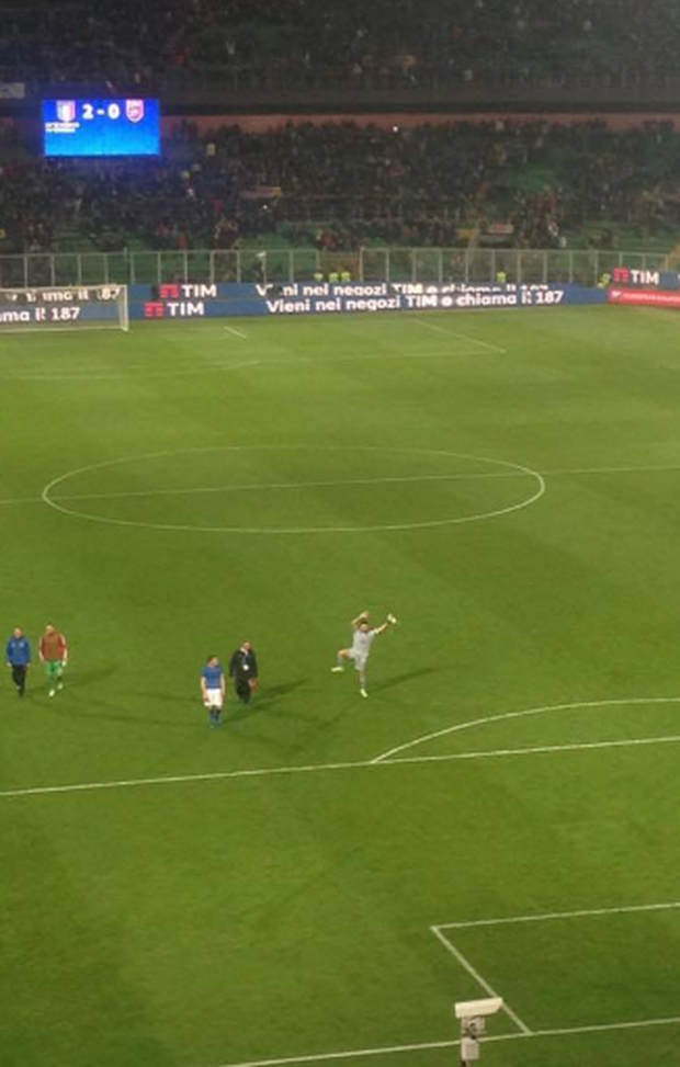 Gianluigi Buffon balla Occidentali's Karma allo stadio Renzo Barbera dopo Italia-Albania Gianluigi Buffon balla Occidentali's Karma allo stadio Renzo Barbera dopo Italia-Albania