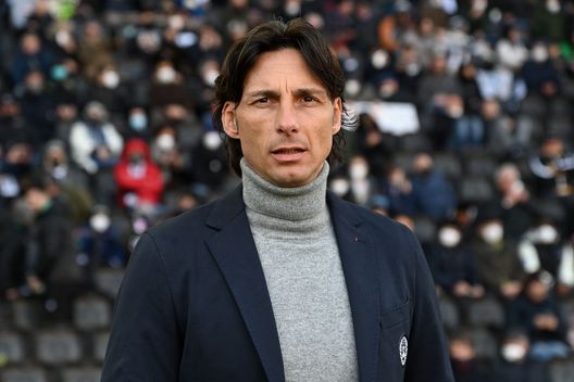 UDINE, ITALY - MARCH 05: Gabriele Cioffi head coach of Udinese Calcio looks on during the Serie A match between Udinese Calcio v UC Sampdoria at Dacia Arena on March 05, 2022 in Udine, Italy. (Photo by Alessandro Sabattini/Getty Images) Udinese, Cioffi promosso dai quotidiani nazionali nonostante la sconfitta- immagine 2
