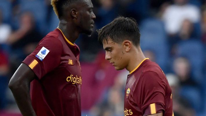 AS Roma's British forward Tammy Abraham (L) and Argentinian forward Paulo Dybala walk past each other during the Italian Serie A football match between AS Roma and Cremonese at the Olympic Stadium in Rome on August 22, 2022. (Photo by Filippo MONTEFORTE / AFP) (Photo by FILIPPO MONTEFORTE/AFP via Getty Images) Roma, le ultime prove di formazione con Abraham e un nuovo modulo: cosa filtra - immagine 1