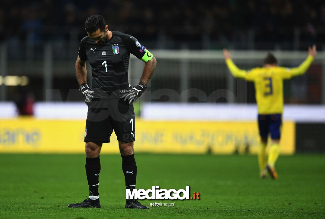  MILAN, ITALY - NOVEMBER 13:  Gianluigi Buffon of Italy dejected at the end of the FIFA 2018 World Cup Qualifier Play-Off: Second Leg between Italy and Sweden at San Siro Stadium on November 13, 2017 in Milan, Sweden.  (Photo by Claudio Villa/Getty Images) 