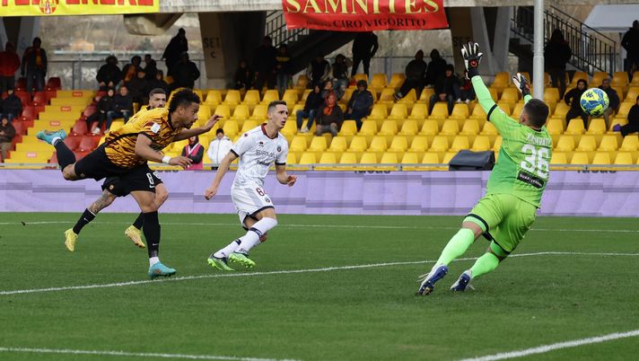 Foto Alessandro Garofalo/LaPresse
11 dicembre 2022 - Benevento, Italia sport, calcio
Benevento vs Cittadella - Campionato di calcio Serie BKT 2022/2023 - Stadio Ciro Vigorito. Nella foto: Andres Tello (Benevento Calcio); gol 1-0
December 11, 2022 - Benevento, Italy sport, soccer Benevento vs Cittadella - Italian Football Championship League BKT 2022/2023 - Ciro Vigorito stadium. In the pic:Andres Tello (Benevento Calcio); goal 1-0 Anche il Cittadella è in crisi: per la prima volta in zona playout - immagine 1