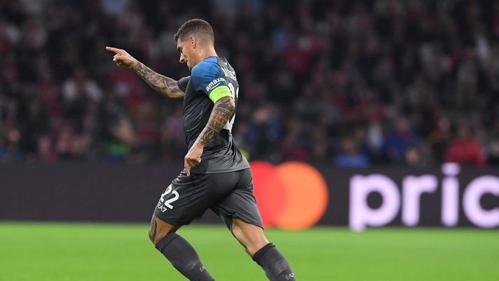 AMSTERDAM, NETHERLANDS - OCTOBER 04: Giovanni Di Lorenzo of Napoli celebrates after scoring the second goal of his team during the UEFA Champions League group A match between AFC Ajax and SSC Napoli at Johan Cruyff Arena on October 04, 2022 in Amsterdam, Netherlands. (Photo by SSC NAPOLI/SSC NAPOLI via Getty Images) di lorenzo napoli