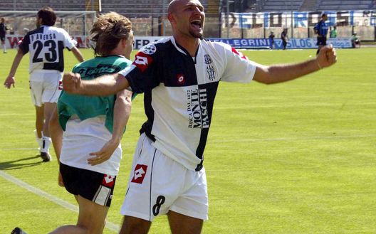 SIENA, ITALY - MAY 29: Stefano Argilli of Siena celebrates scoring the winning goal during the Serie A match between Siena and Atalanta at the Comunale Artemio Franchi Stadium May 29, 2005 in Florence, Italy. Siena won the match 2-1. (Photo by New Press/Getty Images) SIENA, ITALY - MAY 29: Stefano Argilli of Siena celebrates scoring the winning goal during the Serie A match between Siena and Atalanta at the Comunale Artemio Franchi Stadium May 29, 2005 in Florence, Italy. Siena won the match 2-1. (Photo by New Press/Getty Images)