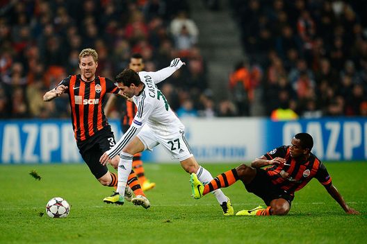 DONETSK, UKRAINE - NOVEMBER 05: Gonzalo Castro of Bayer Leverkusen is challenged by Tomas Huebschman and Douglas Costa of Shakhtar Donetsk during the UEFA Champions League Group A match between Shakhtar Donetsk and Bayer Leverkusen at Donbass Arena on November 5, 2013 in Donetsk, Ukraine. (Photo by Dennis Grombkowski/Bongarts/Getty Images) Douglas Costa, addio Gremio: pronto per la MLS destinazione Los Angeles Galaxy- immagine 2