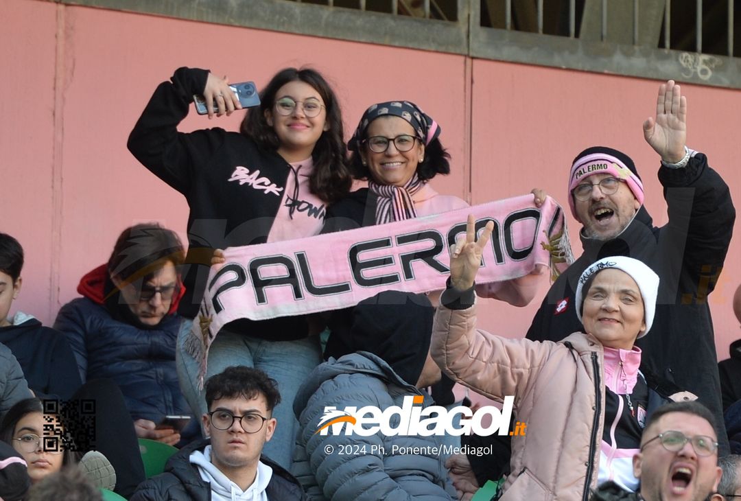 FOTOTIFO Palermo-Como 3-0, gli scatti ai tifosi al “Renzo Barbera” (GALLERY) - immagine 63