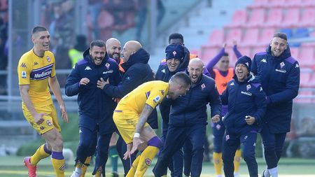 BOLOGNA, ITALY - DECEMBER 05: Cristiano Biraghi of ACF Fiorentina celebrates after scoring his team's second goal during the Serie A match between Bologna FC v ACF Fiorentina at Stadio Renato Dall'Ara on December 05, 2021 in Bologna, Italy. (Photo by Mario Carlini / Iguana Press/Getty Images) BOLOGNA, ITALY - DECEMBER 05: Cristiano Biraghi of ACF Fiorentina celebrates after scoring his team's second goal during the Serie A match between Bologna FC v ACF Fiorentina at Stadio Renato Dall'Ara on December 05, 2021 in Bologna, Italy. (Photo by Mario Carlini / Iguana Press/Getty Images)