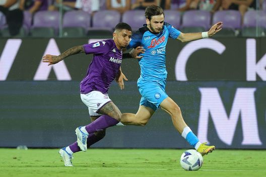 FLORENCE, ITALY - AUGUST 28: Khvicha Kvaratskhelia of SSC Napoli in action against Domilson Cordeiro dos Santos known as Dodo of ACF Fiorentina during the Serie A match between ACF Fiorentina and SSC Napoli at Stadio Artemio Franchi on August 28, 2022 in Florence, Italy. (Photo by Gabriele Maltinti/Getty Images) Dodô nel pre: “Oggi dobbiamo fare la storia. Il pubblico ci aiuterà”- immagine 2