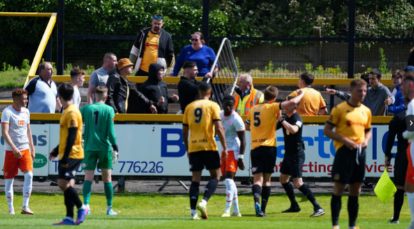 Amichevole tra Southport e Blackpool, sugli spalti è guerra: partita sospesa per 10 minuti- immagine 2