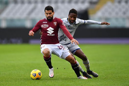 TURIN, ITALY - JANUARY 06: Tomas Rincon of Torino F.C. battles for possession with Adrien Tameze of Hellas Verona F.C. during the Serie A match between Torino FC and Hellas Verona FC at Stadio Olimpico di Torino on January 06, 2021 in Turin, Italy. Sporting stadiums around Italy remain under strict restrictions due to the Coronavirus Pandemic as Government social distancing laws prohibit fans inside venues resulting in games being played behind closed doors. (Photo by Valerio Pennicino/Getty Images) TURIN, ITALY - JANUARY 06: Tomas Rincon of Torino F.C. battles for possession with Adrien Tameze of Hellas Verona F.C. during the Serie A match between Torino FC and Hellas Verona FC at Stadio Olimpico di Torino on January 06, 2021 in Turin, Italy. Sporting stadiums around Italy remain under strict restrictions due to the Coronavirus Pandemic as Government social distancing laws prohibit fans inside venues resulting in games being played behind closed doors. (Photo by Valerio Pennicino/Getty Images)
