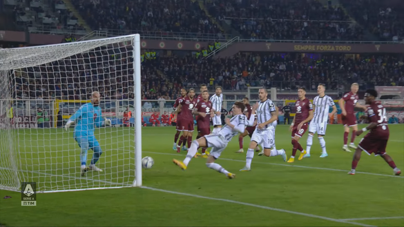 Immagine 5 Torino-Juventus 0-1, l’analisi del gol: la difesa si perde Vlahovic sul 2° palo - immagine 1