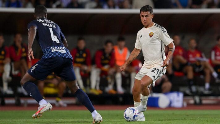 ALBUFEIRA, PORTUGAL - JULY 26: Paulo Dybala of AS Roma during the pre-season friendly match between AS Roma and SC Braga at Estadio Municipal de Albufeira on July 26, 2023 in Albufeira, Portugal. (Photo by Fabio Rossi/AS Roma via Getty Images) Da El Shaarawy e Aouar a Dybala e Zalewski: i segnali dall’amichevole della Roma - immagine 1