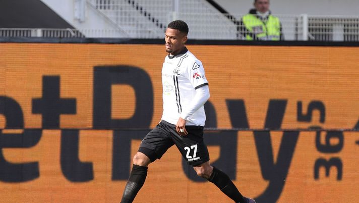 LA SPEZIA, ITALY - APRIL 02: Kelvin Amian Adou of Spezia Calcio in action during the Serie A match between Spezia Calcio and Venezia FC at Stadio Alberto Picco on April 2, 2022 in La Spezia, Italy. (Photo by Gabriele Maltinti/Getty Images) Spezia, infortunio per un titolare: rischia un lungo stop dopo l’operazione - immagine 1