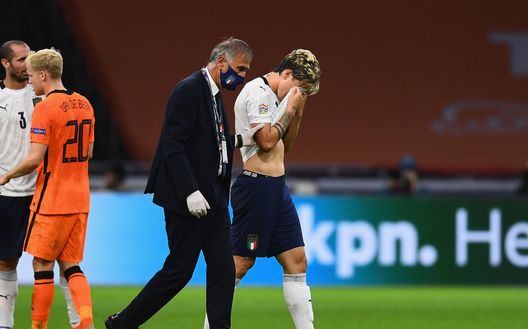 AMSTERDAM, NETHERLANDS - SEPTEMBER 07: Nicolo Zaniolo of Italy is taken off injured during the UEFA Nations League group stage match between Netherlands and Italy at Johan Cruijff Arena on September 7, 2020 in Amsterdam, Netherlands. (Photo by Claudio Villa/Getty Images) AMSTERDAM, NETHERLANDS - SEPTEMBER 07: Nicolo Zaniolo of Italy is taken off injured during the UEFA Nations League group stage match between Netherlands and Italy at Johan Cruijff Arena on September 7, 2020 in Amsterdam, Netherlands. (Photo by Claudio Villa/Getty Images)