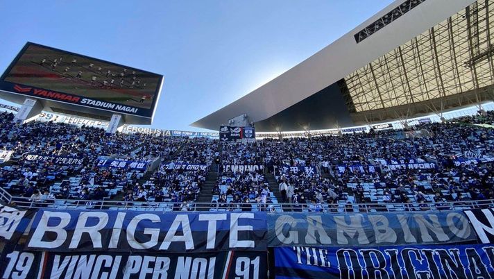 La tifoseria padrona di casa del Gamba Osaka al derby di oggi La tifoseria padrona di casa del Gamba Osaka al derby di oggi