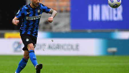 MILAN, ITALY - APRIL 11: Stefano Sensi of FC Internazionale in action during the Serie A match between FC Internazionale and Cagliari Calcio at Stadio Giuseppe Meazza on April 11, 2021 in Milan, Italy. Sporting stadiums around Italy remain under strict restrictions due to the Coronavirus Pandemic as Government social distancing laws prohibit fans inside venues resulting in games being played behind closed doors. (Photo by Claudio Villa - Inter/Inter via Getty Images) MILAN, ITALY - APRIL 11: Stefano Sensi of FC Internazionale in action during the Serie A match between FC Internazionale and Cagliari Calcio at Stadio Giuseppe Meazza on April 11, 2021 in Milan, Italy. Sporting stadiums around Italy remain under strict restrictions due to the Coronavirus Pandemic as Government social distancing laws prohibit fans inside venues resulting in games being played behind closed doors. (Photo by Claudio Villa - Inter/Inter via Getty Images)