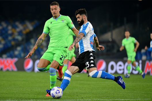  NAPLES, ITALY - APRIL 22: Manuel Lazzari of SS Lazio compete for the ball with Elseid Hysaj of SSC Napoli during the Serie A match between SSC Napoli and SS Lazio at Stadio Diego Armando Maradona on April 22, 2021 in Naples, Italy. (Photo by Marco Rosi - SS Lazio/Getty Images) 