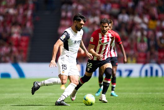 BILBAO, SPAIN - MAY 07: Omar Alderete of Valencia CF duels for the ball with Raul Garcia of Athletic Club during the La Liga Santander match between Athletic Club and Valencia CF at San Mames Stadium on May 07, 2022 in Bilbao, Spain. (Photo by Juan Manuel Serrano Arce/Getty Images) In Germania sicuri: Fiorentina a caccia di un difensore. Occhi su Alderete- immagine 2