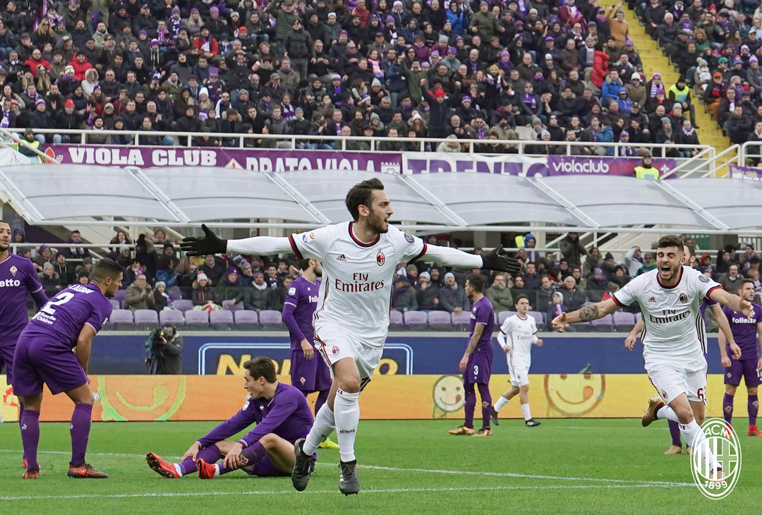  L'esultanza di Hakan Calhanoglu dopo il suo gol in Fiorentina-Milan (credits: acmilan.com) 