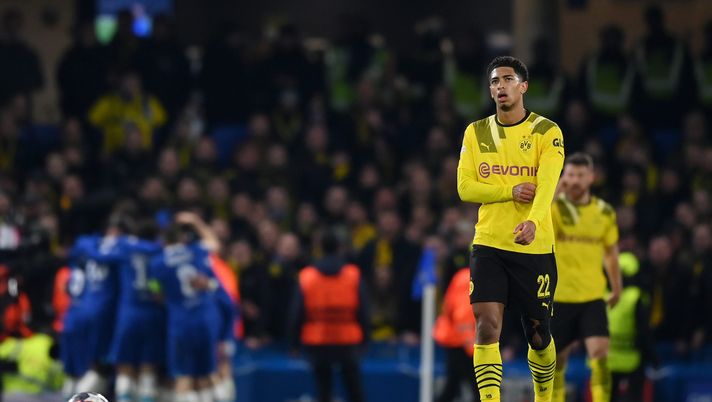 LONDON, ENGLAND - MARCH 07: Jude Bellingham of Borussia Dortmund looks dejected as Raheem Sterling of Chelsea ( not pictured ) celebrates after scoring the team's first goal with teammates during the UEFA Champions League round of 16 leg two match between Chelsea FC and Borussia Dortmund at Stamford Bridge on March 07, 2023 in London, England. (Photo by Justin Setterfield/Getty Images) Chelsea, il mercato lo fanno i tifosi: Bellingham “corteggiato” allo Stamford Bridge - immagine 1