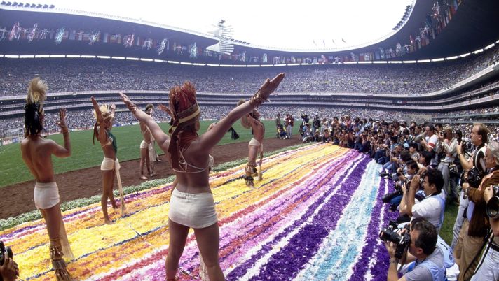 MEXICO CITY, MEXICO - MAY 31: Performers in traditional dress at the 1986 FIFA World Cup opening ceremony prior to the opening game of the tournament at the Azteca Stadium on May 31st, 1986 in Mexcio City, Mexico. (Photo by Allsport/Getty Images/Hulton Archive) Niente Camp Nou, il Clasico di Spagna si globalizza: in campo all’Azteca! - immagine 1