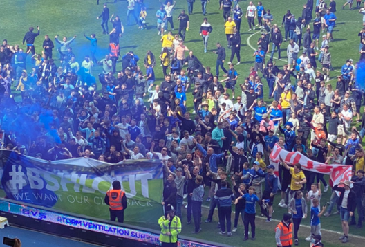Invasione di fine stagione a Birmingham: striscioni di protesta contro la proprietà- immagine 2