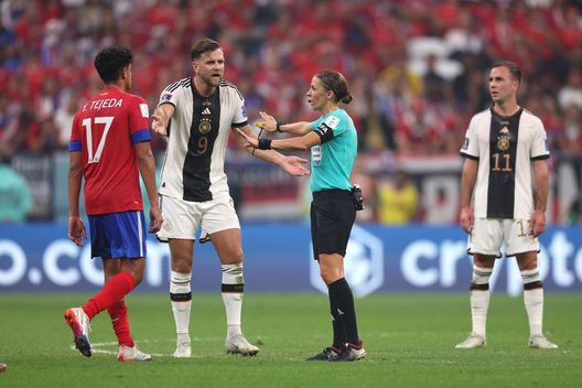 (Photo by Alexander Hassenstein/Getty Images) Cuore d’oro Frappart: dona al Museo FIFA la maglia della prima donna arbitro al Mondiale- immagine 3