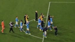 I calciatori sotto le curve a fine gara: la festa dopo la vittoria con la Juve