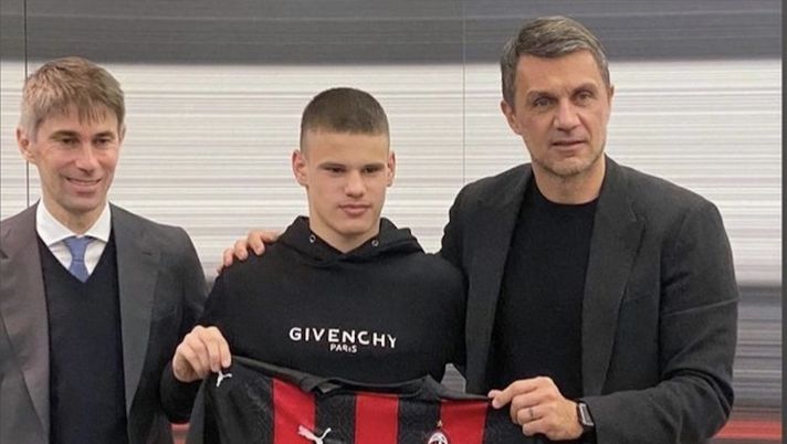 Milos Kerkez (difensore AC Milan), tra Frederic Massara e Paolo Maldini | Calciomercato Milan News (Twitter) 
