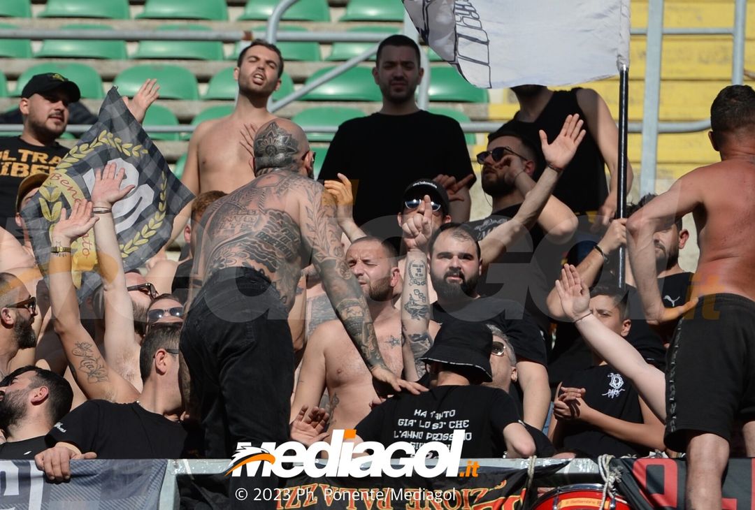 FOTOTIFO Palermo-Benevento 1-1, gli scatti ai tifosi al “Renzo Barbera” (Gallery) - immagine 18