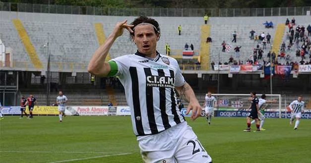Cacia con la maglia dell'Ascoli, una delle tante della sua carriera Cacia con la maglia dell'Ascoli, una delle tante della sua carriera