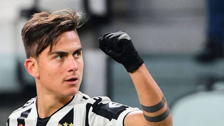 Juventus' Argentine forward Paulo Dybala celebrates after scoring his side's second goal during the Italian Serie A football match between Juventus and Genoa on December 5, 2021 at the Juventus stadium in Turin. (Photo by Isabella BONOTTO / AFP) (Photo by ISABELLA BONOTTO/AFP via Getty Images) Buffon: “Dybala è il miglior giocatore della Juve, cosa gli manca per essere un leader” - immagine 1
