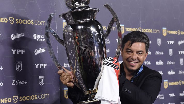 BUENOS AIRES, ARGENTINA - NOVEMBER 25: Marcelo Gallardo head coach of River Plate holds the championship trophy after a match between River Plate and Racing Club as part of Torneo Liga Profesional 2021 at Estadio Monumental Antonio Vespucio Liberti on November 25, 2021 in Buenos Aires, Argentina. (Photo by Rodrigo Valle/Getty Images) Gallardo addio al River fra le lacrime dopo otto anni e 14 titoli: “Tutto finisce, è stato bellissimo” - immagine 1