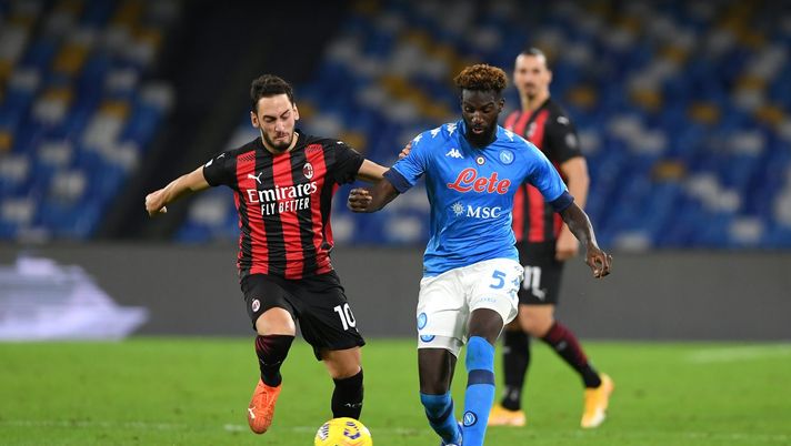 Hakan Calhanoglu (centrocampista AC Milan) contro l'ex rossonero Tiémoué Bakayoko durante Napoli-Milan 1-3 (Serie A 2020-2021) | AC Milan News (Getty Images)