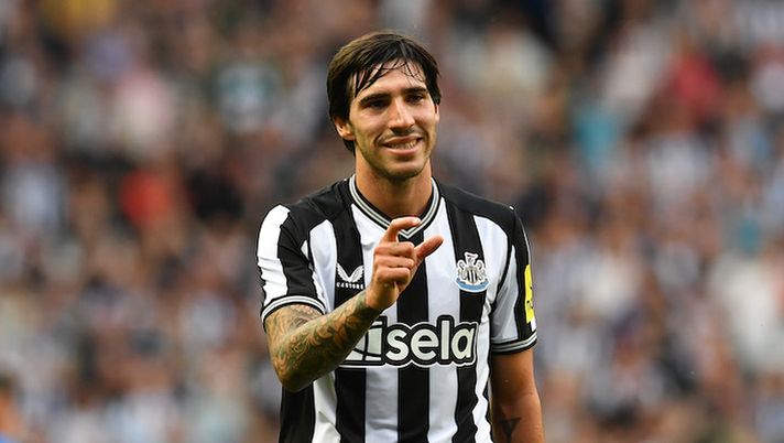 GLASGOW, SCOTLAND - JULY 18: Sandro Tonali of Newcastle United in action during the pre-season friendly match between Rangers and Newcastle at Ibrox Stadium on July 18, 2023 in Glasgow, Scotland. (Photo by Mark Runnacles/Getty Images) Tonali: “Cessione? È stato difficile, al sorteggio me la sentivo. Su Ibra penso che…” - immagine 1