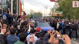 VIDEO / “Tifo contro” degli interisti, cori e fumogeni: l’arrivo di Inter e Milan allo stadio