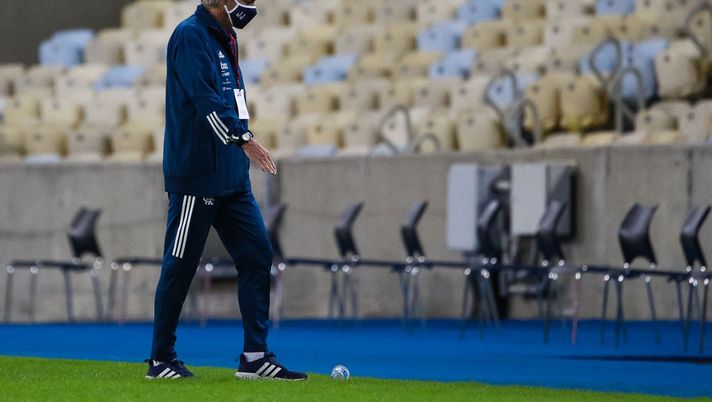 RIO DE JANEIRO, BRAZIL - JUNE 18: Head coach of Flamengo Jorge Jesus wearing a face mask leaves after the match between Flamengo and Bangu as part of the Carioca State Championship at Maracana Stadium on June 18, 2020 in Rio de Janeiro, Brazil. The match is played behind closed doors and further precautionary measures against the coronavirus (COVID - 19) Pandemic. (Photo by Buda Mendes/Getty Images) RIO DE JANEIRO, BRAZIL - JUNE 18: Head coach of Flamengo Jorge Jesus wearing a face mask leaves after the match between Flamengo and Bangu as part of the Carioca State Championship at Maracana Stadium on June 18, 2020 in Rio de Janeiro, Brazil. The match is played behind closed doors and further precautionary measures against the coronavirus (COVID - 19) Pandemic. (Photo by Buda Mendes/Getty Images)
