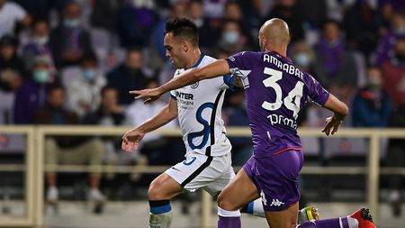 FLORENCE, ITALY - SEPTEMBER 21: Lautaro Martinez of FC Internazionale competes for the ball with Sofyan Amrabat of ACF Fiorentina during the Serie A match between ACF Fiorentina v FC Internazionale at Stadio Artemio Franchi on September 21, 2021 in Florence, Italy. (Photo by Mattia Ozbot - Inter/Inter via Getty Images) FLORENCE, ITALY - SEPTEMBER 21: Lautaro Martinez of FC Internazionale competes for the ball with Sofyan Amrabat of ACF Fiorentina during the Serie A match between ACF Fiorentina v FC Internazionale at Stadio Artemio Franchi on September 21, 2021 in Florence, Italy. (Photo by Mattia Ozbot - Inter/Inter via Getty Images)